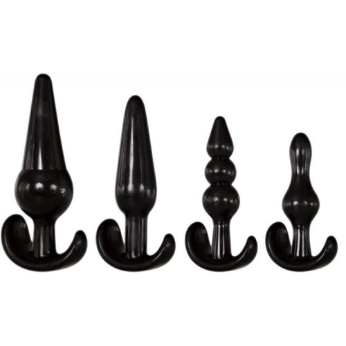 A fekete színű Adam & Eve - 4 db.-os análdugó készlet eltérő méretű szexjátékszerekkel.
